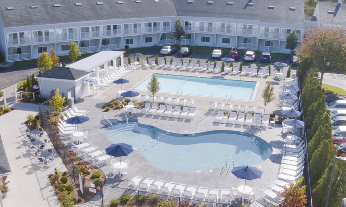 West Yarmouth Complejo | Spacious waterfront townhouse at Cove at Yarmouth
