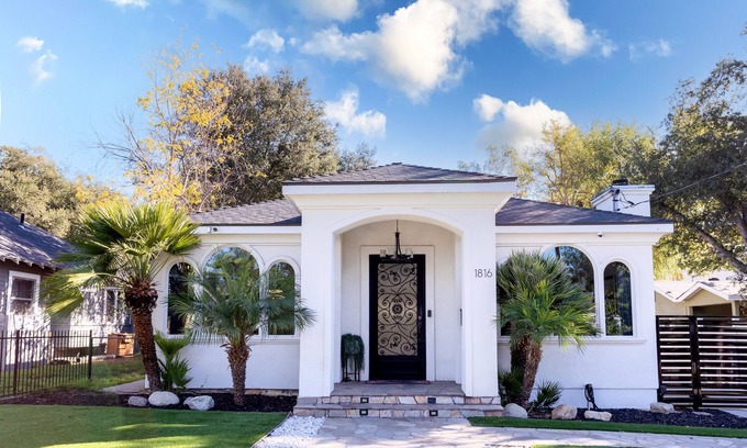 North Central Casa | Spacious, Well-Appointed, Lux/Modern Touches w/ Pool Table, Ping-Pong & Fire Pit
