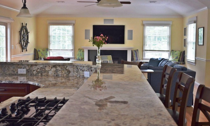 Wellfleet Casa | Amplio y nuevo Wellfleet Home en 1 1/2 acres ~ Pasos hacia la bahía ~ Walk to town