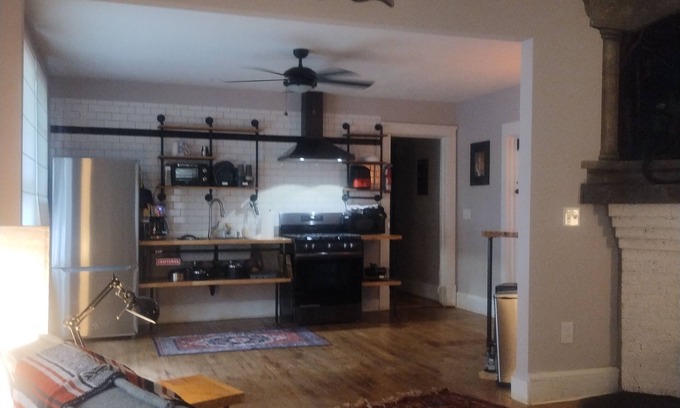 West End Casa | Spacious West End Atlanta studio with chefs kitchen, exotic bath, porch and WiFi
