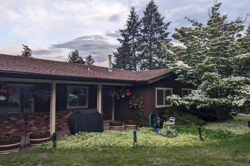 West Kelowna Estates Casa | Spacious West Kelowna Home that is great for family, friends, or business trip!