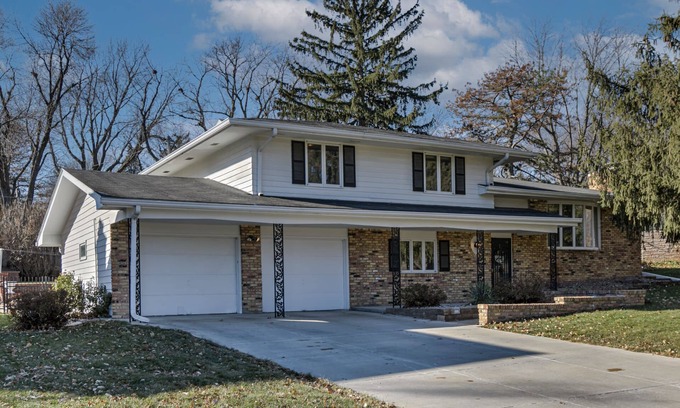West Omaha Casa | Spacious West Omaha Home- Sanitized & Group Ready