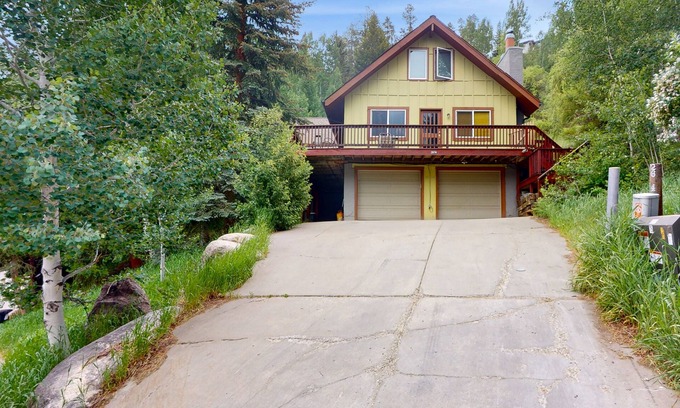 Intermountain Condominio | Spacious West Vail condo near shuttle w/ shared hot tub, washer/dryer