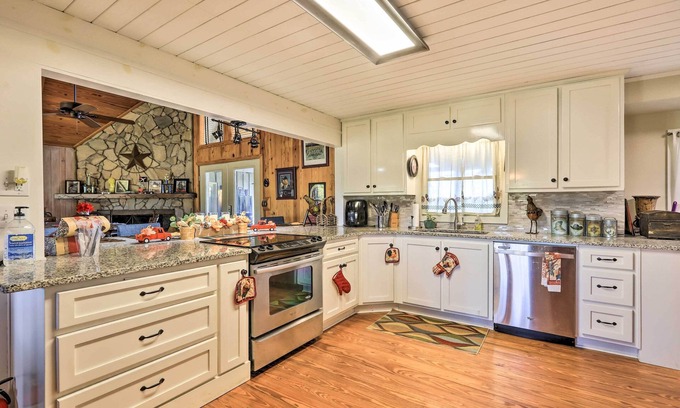 Inman Casa | Spacious Williamson Home: Private Yard & Deck
