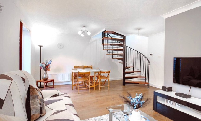 Lavender Fields Casa | Spacious Wimbledon House | Lovely Garden + Parking