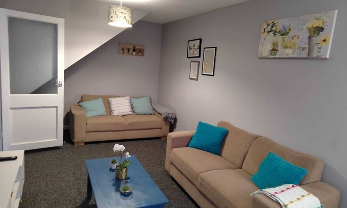 Southall Green Casa | Spacious x4 bed * free wifi* *driveway*garden*