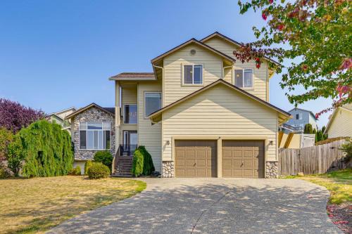 Marysville Casa | Spacious Yard and Deck Home 8 Mi to Puget Sound!
