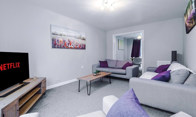 Widnes Casa | Spacious yet cosy, Four Bedroom Townhouse