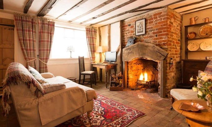 Long Melford Casa | Spadgers, a flax workers cottage next to fields in a Medieval Village