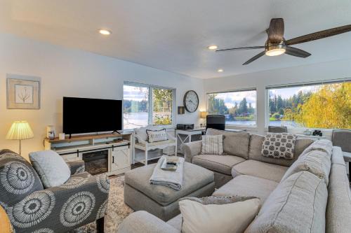 Fort Lewis Casa | Spanaway Lakefront House Dock, Fire Pit