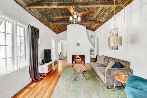 Kingston Casa | Spanish Beach Bungalow 4br 2bath