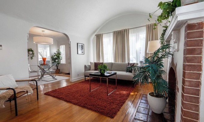 Melrose Casa | Spanish Melrose Duplex, King Bed, Full Kitchen, Front Porch in a Walkable Area