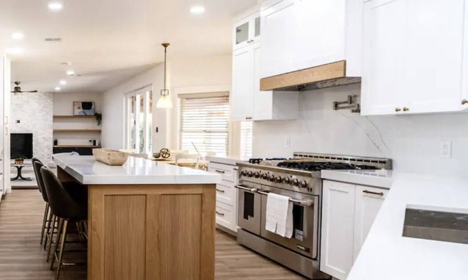 Yuma Casa | Spanish Villa retreat. Three king size beds + queens. Heated diving pool