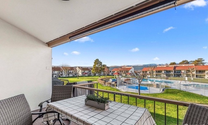 Quincy Condominio | Spanish Villa w/ a Spa-Like Feel overlooking large pool & near the Gorge shuttle