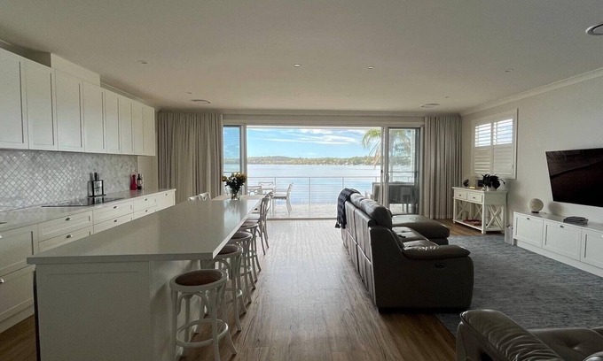 Bonnells Bay Casa | Sparkle by the Lake at this peaceful direct waterfront luxury home Sleeps 10