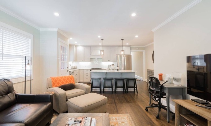 Plaza Midwood Casa | Nuevo y moderno lujo cerca de Uptown, ubicación tranquila
