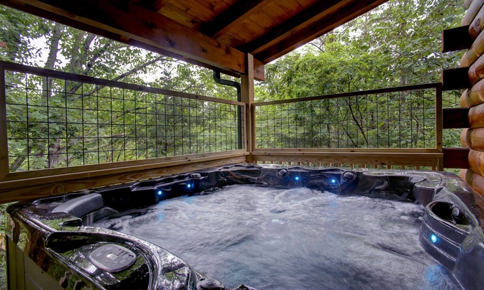 Sevierville Cabina | Sparkling clean handicapped-friendly cabin with theater room in the Smokies!
