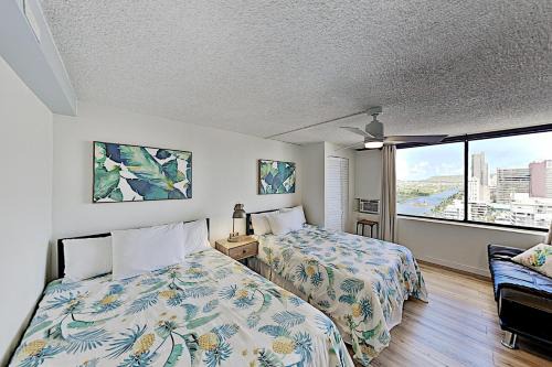 McCully - Moiliili Casa | Sparkling Hawaiian Monarch Studio