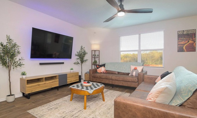 Medina Valley Casa | Sparkling New 4 Bedroom Family Retreat near Sea World, Lackland AFB, & Six Flags