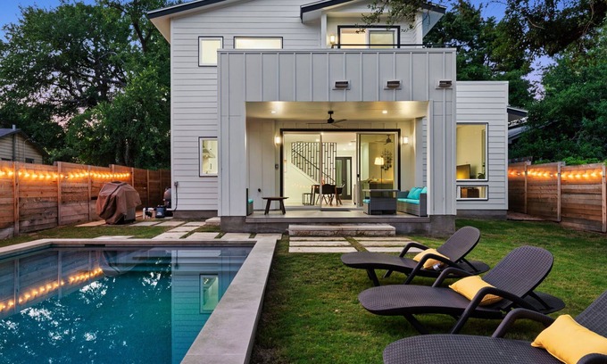 Rosewood Casa | ~Sparkling New Home~ Pool & Perfection 2M to DT!