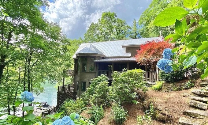 Glenville Cabina | Sparkling Waters Lakefront Retreat | Scenic Lake Glenville & Mountain Views With Hot Tub