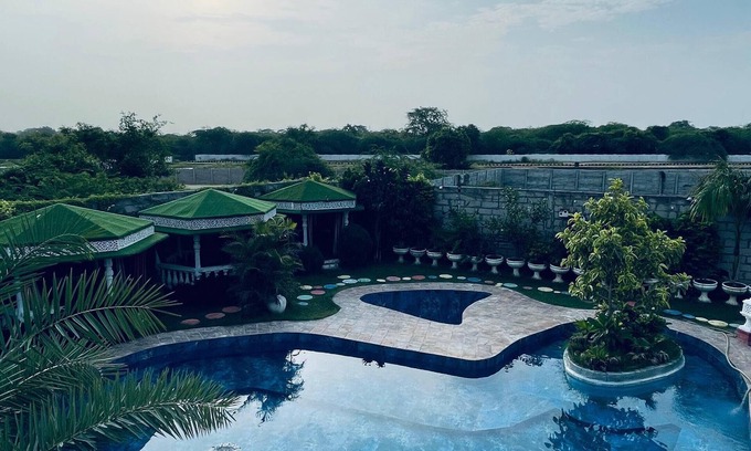 Mohanlalganj Hotel | Sparrow Farms And Resort