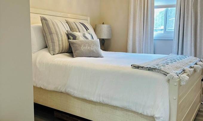 Gravenhurst Complejo | Sparrow Lake Gem! Come stay at Muskoka Beach House Restaurant and Resort