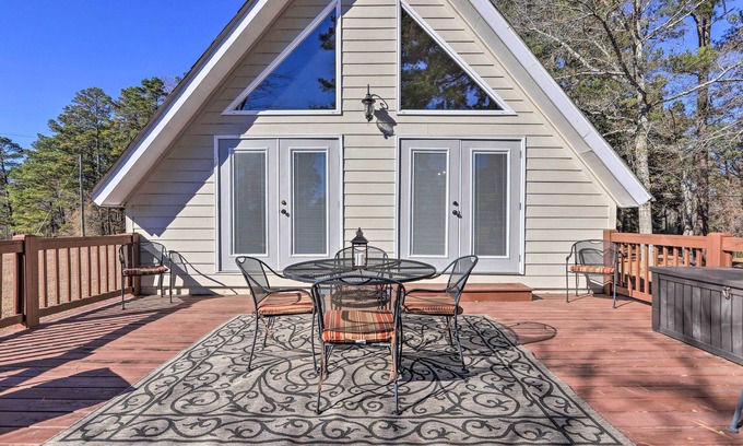 Milledgeville Cabina | Sparta Lake Home w/ Deck & Boating Access!