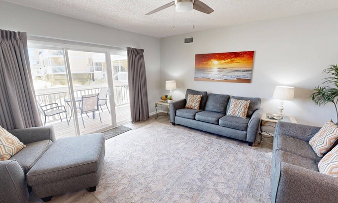 Holiday Isle Condominio | SPC 1149 - Newly renovated Gulf Front 2 BR with Free Seasonal Bch Service for 2