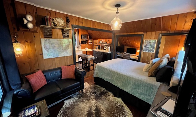College Hill Apartamento | Speakeasy-Inspired Carriage House in Charming College Hill Neighborhood