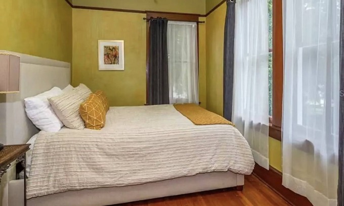 Oakland Apartamento | Speakeasy Room in Central Florida's Historic Gem & wedding venue- The Oakland Manor House