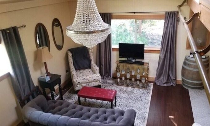 Friendly Apartamento | Speakeasy Studio w Kitchen & Laundry in the Friendly Neighborhood