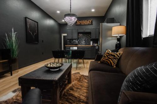 South Broadway Apartamento | Speakeasy Suite at ArnoTriplex!