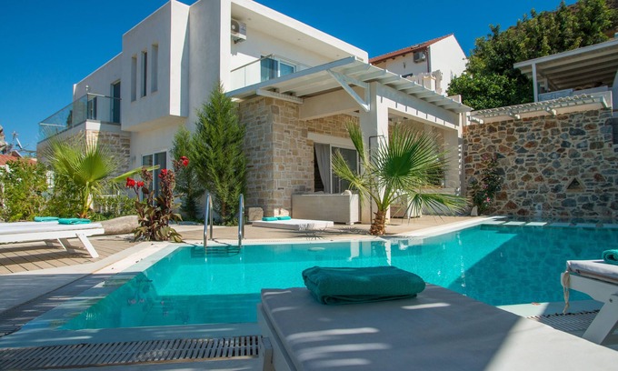 Pitsidia Villa | Zona tranquila, piscina climatizada, jacuzzi, internet inalámbrico, vistas a la montaña, cerca del mar