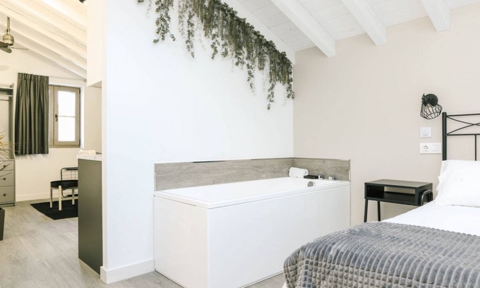 Villaverde de Pontones Apartamento | Special studio for couples with individual hydromassage bathtub.