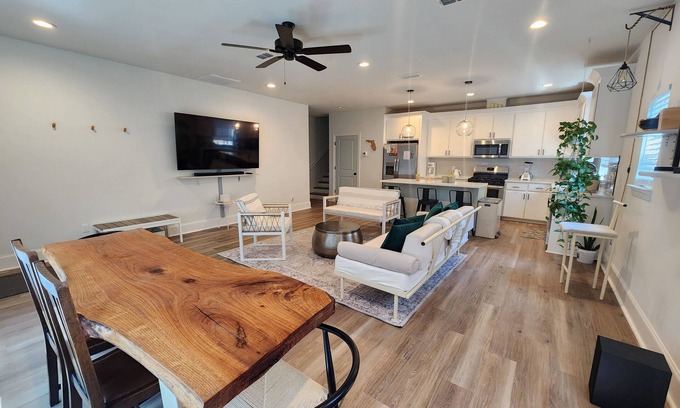 Tallahassee Casa | SPECIAL SUMMER PRICING: Stylish 3BR/3.5BA, Walk to Whole Foods, Restaurants