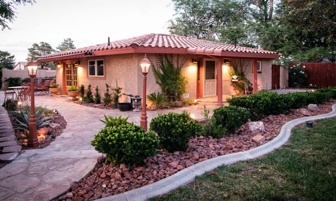 Royal Crest Rancheros Casa | Exuberante a largo plazo en Las Vegas, Tropical Garden Guesthouse con piscina