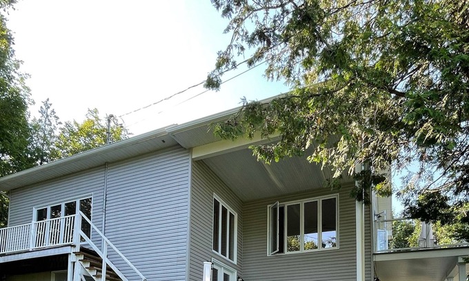 La Peche Cabaña | Spectacles lake view cottage with outdoor Hot Tub, close to ski hills