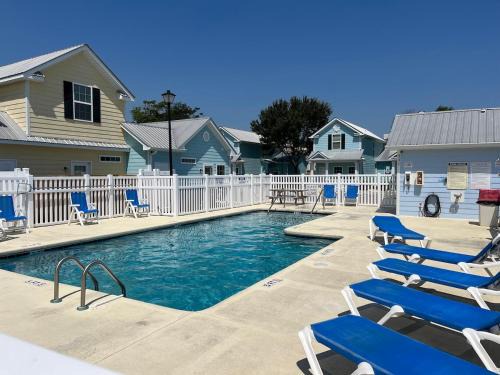 Myrtle Beach Casa | Spectacular 2-BR Cottage, 2 Blocks To Beach, Free Parking and Pool
