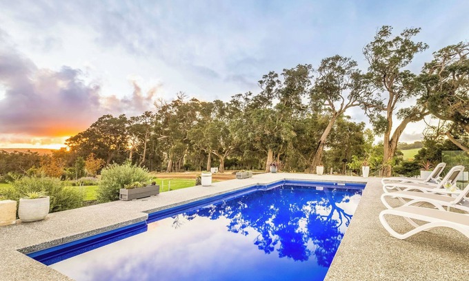 Yallingup Casa | SPECTACULAR 4 BEDROOM, 3 BATHROOM COUNTRY SIDE ESCAPE SITUATED
