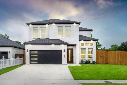 West Dallas Casa | Spectacular 4BRs Home in Downtown Dallas