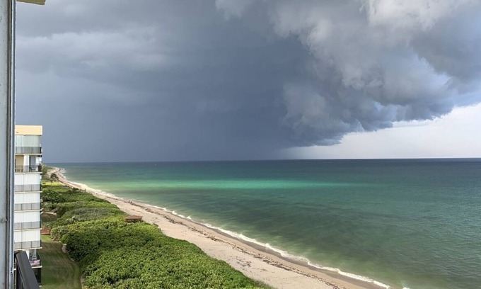Hutchinson Island South Condominio | Spectacular 7th floor condo on the beach, south east Corner unit