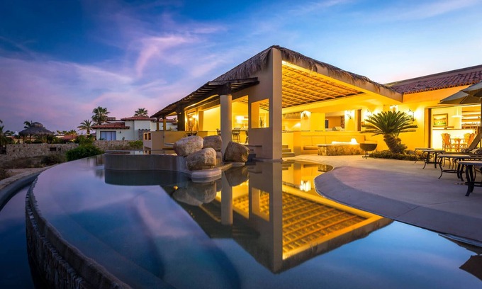 Los Cabos Villa | Espectacular 8 BR Ocean View Casa Tita cuenta con A / C, WiFi, Wet Bar, piscina y más.