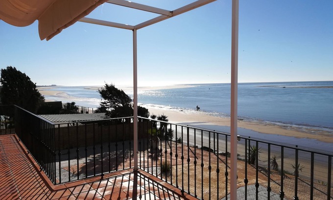 Laguna de El Portil Chalet De Esquí | Chalet espectacular e independiente, primera línea de playa en Huelva