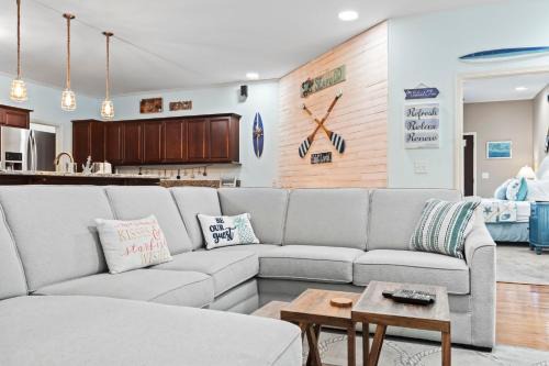 Garden City Casa | Spectacular Beach House! Arcade Games & Hot Tub! Sleeps 12!