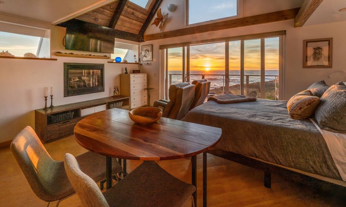 Fort Bragg Casa | Spectacular, dog-friendly, oceanfront studio with a loft, hot tub, and firepit
