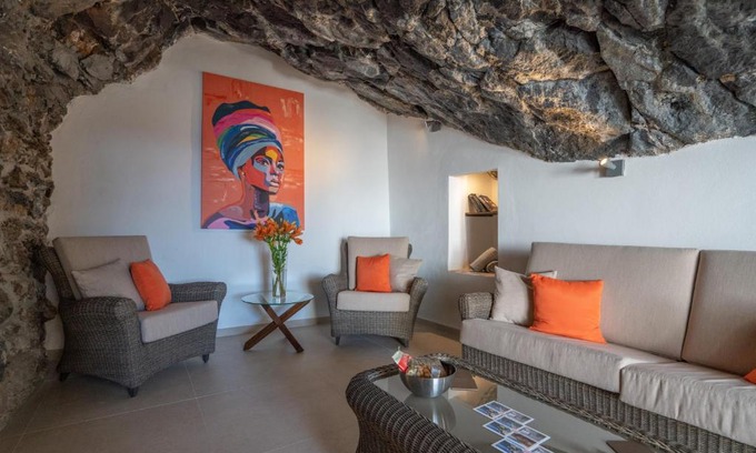 Bocacangrejo Casa | Spectacular Cave with two large terraces (70m2) by the sea