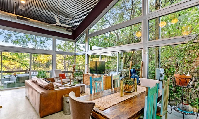 Apache Shores Casa | Spectacular Glass-Walled Home in the Heart of Hill Country! Close to Lake Travis