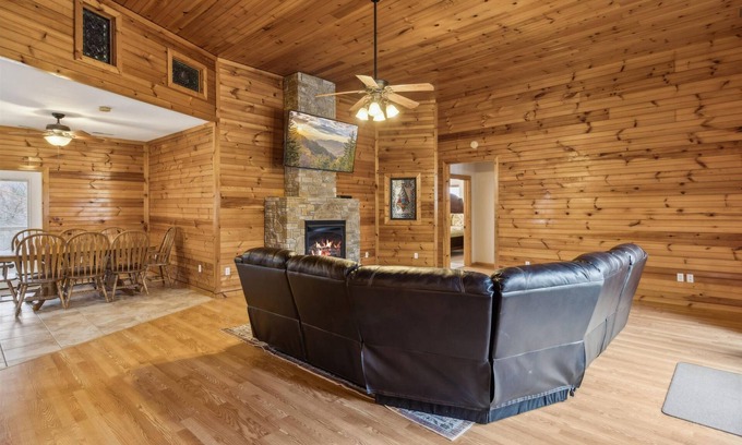 Sevierville Casa | Spectacular Home w Hot Tub Fireplace Jacuzzi