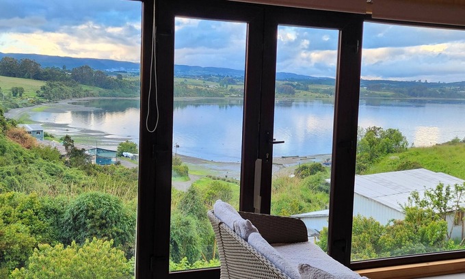 Chonchi Cabina | Espectacular casa con vista al mar, ven a relajarte es acogedora y luminosa